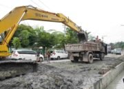 Atasi Genangan Air, Dinas SDABMBK Perbaiki Saluran drainase di Jalan Wahid Hasyim dan Sei Mencirim Medan Baru