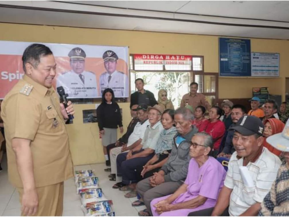 Keterangan foto : para orang tua lansia saat menerima bansos dari pemkab Dairi di kantor camat Gunung Stember, Selasa (22/8/2023). (foto : Sondang Silalahi)