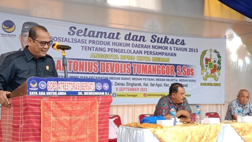 Foto: Anggota DPRD Kota Medan, Antonius Devolis Tumanggor saat Sosialisasi Produk Hukum Daerah Nomor 6 Tahun 2015 tentang Pengelolaan Persampahan yang berlangsung di halaman GKPS Jalan Danau Singkarak Kelurahan Sei Agul Kecamatan Medan Barat Kota Medan, Sabtu (9/9/2023). (kedannews.com/Aris).