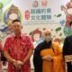 Foto: Anggota DPRD Medan, Wong Chun Sen Tarigan brrsama Wakil Sekretaris Permabudhi Sumut, Rudi Hartono bertemu Great Peacock Mountain Sangha, Master Chang Tong (Chief Instructor) of Kaicheng Temple In Yilan, Taiwan dalam acara tersebut yang memimpin pelaksanaan sembahyang kepada pada leluhur, di Karibia Boutique Hotel, Minggu (10/09/23). (kedannews.com/amsal).