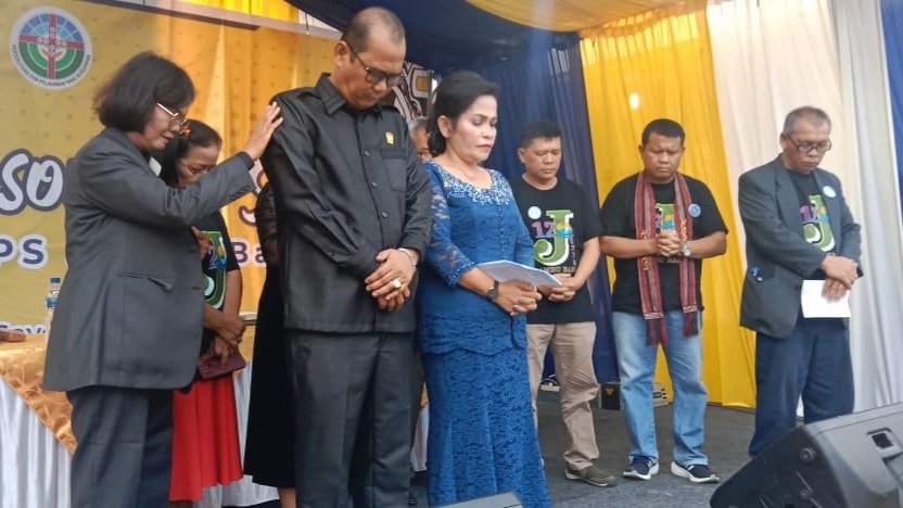 Foto: Antonius Tumanggor dan istrinya saat didoakan sukses dalam tugas oleh pdt Dr.Jusni Saragih pada perayaan Jubelium 120 Tahun Injil di Simalungun yang berlangsung di GKPS Sambu Baru, di Jalan Danau Singkarak, Kelurahan Sei Agul, Kecamatan Medan Barat, Kota Medan, Sabtu (09/09/2023). (kedannews.com/Amsal).
