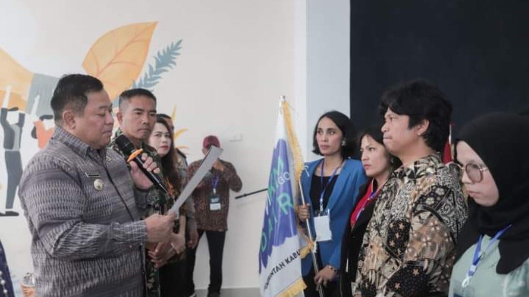 Foto: Bupati Dairi Eddy Berutu (mengenakan baju batik) saat bacakan pengukuhan kepengurusan UMKM Go Dairi di gedung PLUT Raja Asah Ujung Sidikalang, Jumat (8/9/2023). (kedannews.com/Sondang Silalahi).