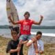 Foto: Cocona Kawase peselancar asal Jepang (mengenakan kaos merah) saat digendong tim di Pantai Sorake Kabupaten Nias Selatan, Selasa (12/9/2023). (kedannews.com/istimewa).
