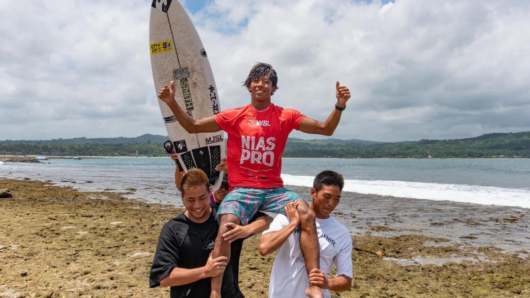 Foto: Cocona Kawase peselancar asal Jepang (mengenakan kaos merah) saat digendong tim di Pantai Sorake Kabupaten Nias Selatan, Selasa (12/9/2023). (kedannews.com/istimewa).