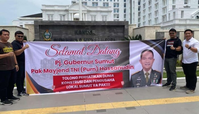 Pengusaha Bentangkan Spanduk “Tolong Perhatikan Dunia Konstruksi” Jadi Perhatian Publik