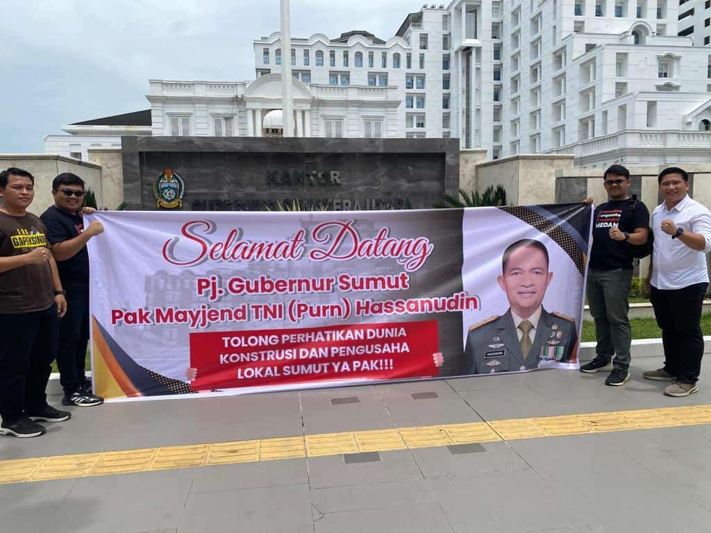 Foto: Era Gapeksindo Muda beserta Komunitas Pengusaha Konstruksi Lokal saat membentangkan spanduk di depan Kantor Gubsu, Rabu (6/9/2023). (kedannews.com/istimewa).