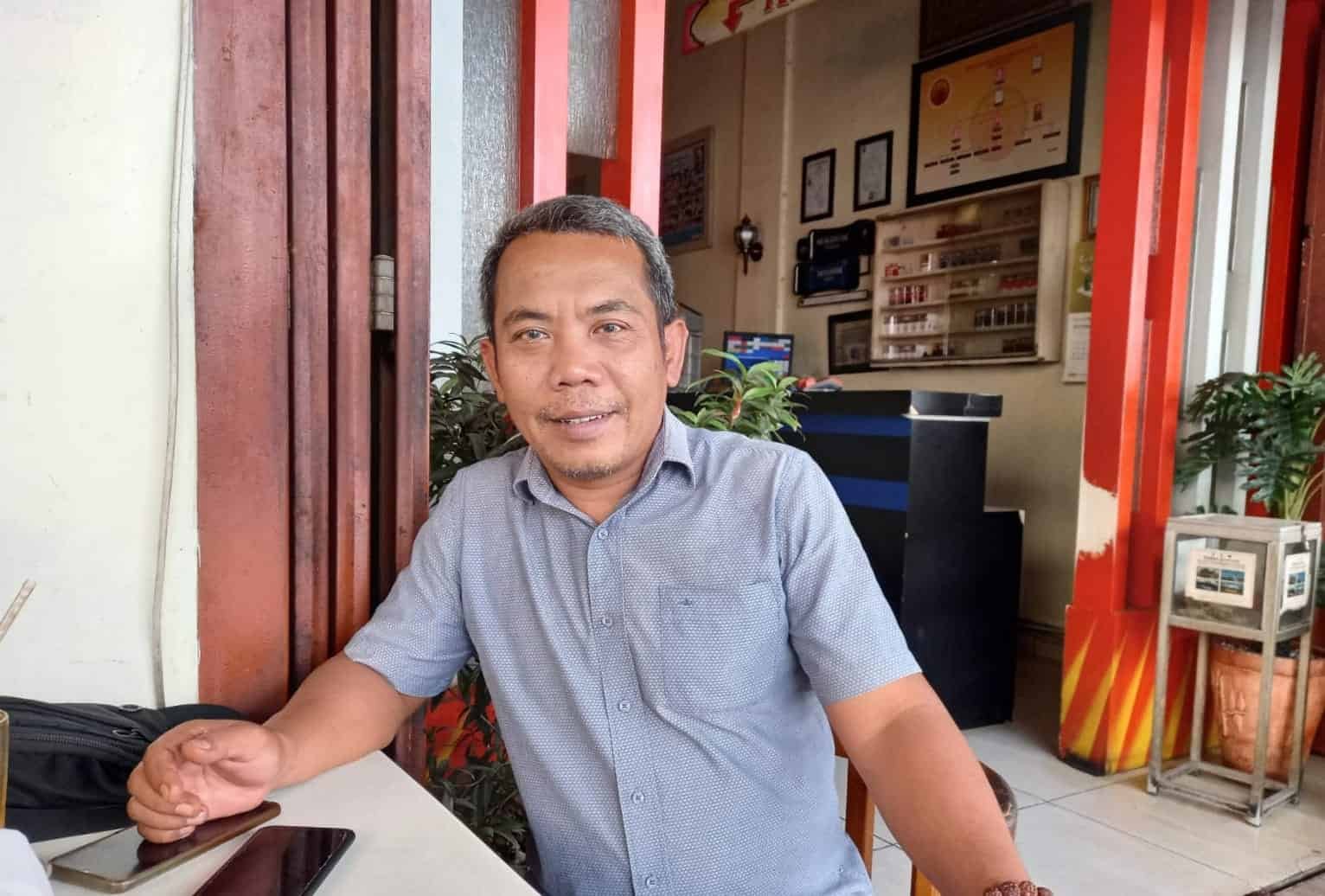 Foto: Presidium Mimbar Rakyat Anti Korupsi (Marak) Arief Tampubolon saat memberi keterangan kepada wartwan di Rumah Kopi Aceh jalan Menteng Raya Kota Medan, Selasa (5/9/2023). (Foto: Zultaufik Nst)