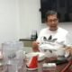 Foto: Ketum Gapeksindo Sumut Erikson Tobing (posisi tengah mengenakan kaos putih) saat bincang-bincang santai dengan Jurnalis-jurnalis di Ruang Jurnalis Konstruksi Gedung Gapeksindo di Jalan Sei Mencirim No.75, Babura, Kecamatan Medan Baru, Kota Medan, Sumatera Utara, Jumat (15/9/2023). (kedannews.com/amsal).