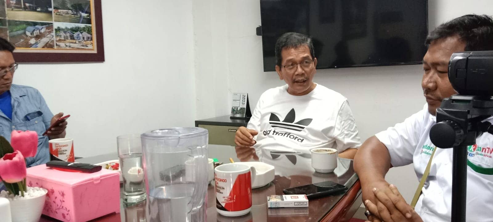 Foto: Ketum Gapeksindo Sumut Erikson Tobing (posisi tengah mengenakan kaos putih) saat bincang-bincang santai dengan Jurnalis-jurnalis di Ruang Jurnalis Konstruksi Gedung Gapeksindo di Jalan Sei Mencirim No.75, Babura, Kecamatan Medan Baru, Kota Medan, Sumatera Utara, Jumat (15/9/2023). (kedannews.com/amsal).