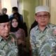 Foto: Legislator Sibolga Jamil Zeb Tumori (memakai Lobe Putih) saat mendampingi Puluhan Calon Umroh yang mendatangi Kanwil Kemenag Sumut untuk Mengadukan Zulindo Tour Terkait Tidak Diberangkatkannya Peserta di Jalan Gatot Subroto Kelurahan Sei Putih Tengah, Kecamatan Medan Petisah, Kota Medan, Senin (18/9/2023). (kedannews.com/amsal).