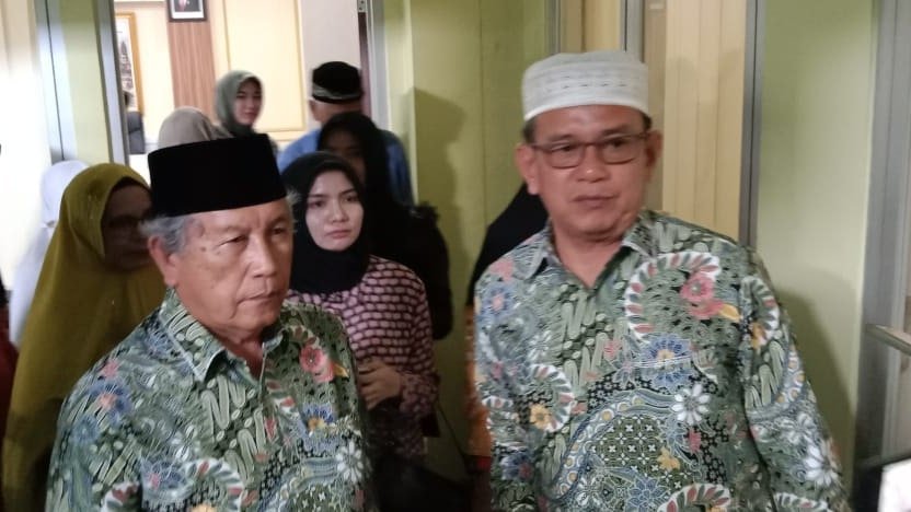 Foto: Legislator Sibolga Jamil Zeb Tumori (memakai Lobe Putih) saat mendampingi Puluhan Calon Umroh yang mendatangi Kanwil Kemenag Sumut untuk Mengadukan Zulindo Tour Terkait Tidak Diberangkatkannya Peserta di Jalan Gatot Subroto Kelurahan Sei Putih Tengah, Kecamatan Medan Petisah, Kota Medan, Senin (18/9/2023). (kedannews.com/amsal).