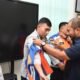 Foto: Corporate Secretary INALUM Mahyaruddin Ende saat memakaikan Rompi kepada seseorang petugas Dishub Kota Tebing, di kantor Walikota Tebing Tinggi, Selasa (5/9/2023). (kedannews.com/istimewa).