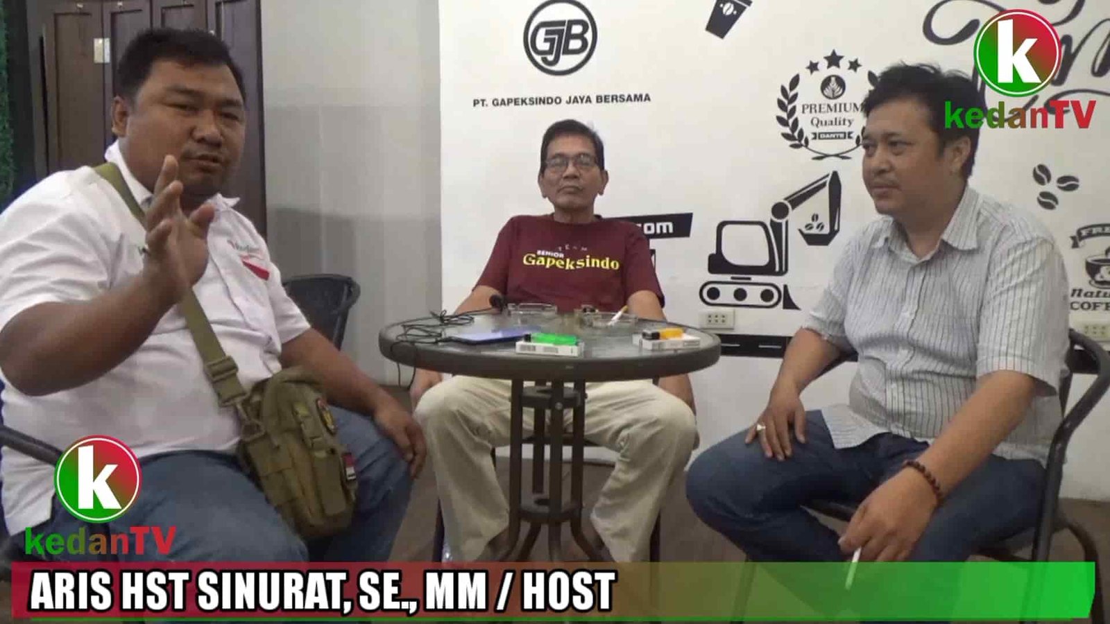 Foto: Ketua Gapeksindo Sumatra Utara, Erikson Tobing, Aris HST Sinurat, SE., MM dan Amsal Chaniago dalam bincang-bincang diruang jurnalis Kontruksi yang berlangsung di Cafe dan Dante.com di Jalan Saudara Medan, Selasa Malam (5/9/2023). (kedannews.com/aris).