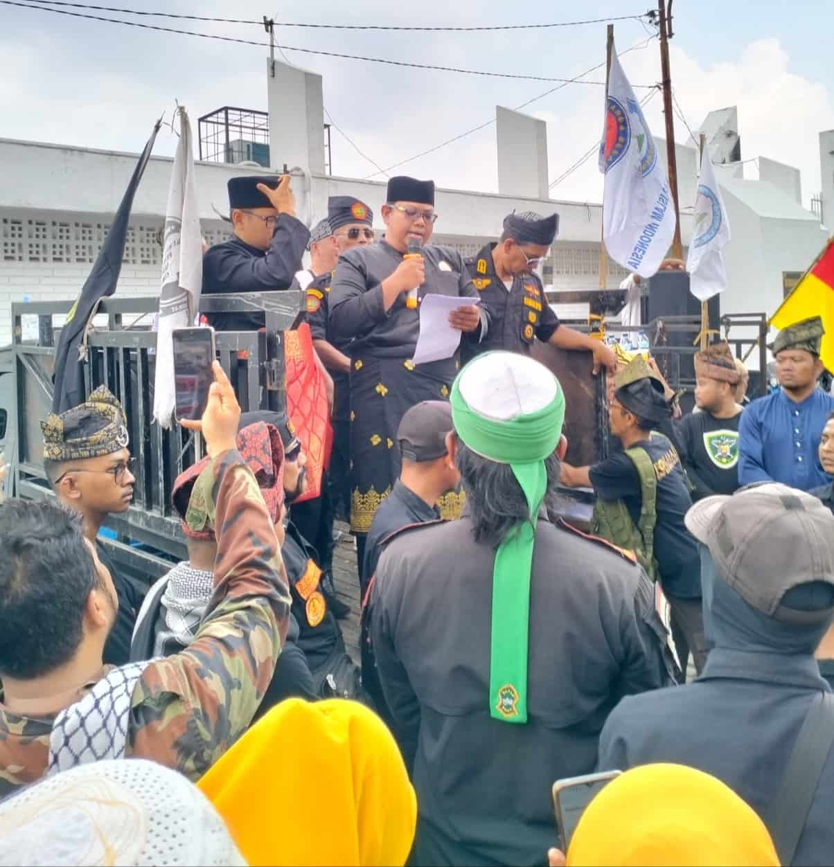 Foto: Lembaga Laskar Melayu Bersatu (LLMB) Kota Medan, bersama elemen masyarakat melayu saat melaksanakan aksi damai pernyataan sikap Aksi Solidaritas Rempang dan Galang Sumatera Utara, di tugu Makam Pahlawan Jalan Sisingamangaraja Medan, Jumat (15/9/2023). (kedannews.com/istimewa).