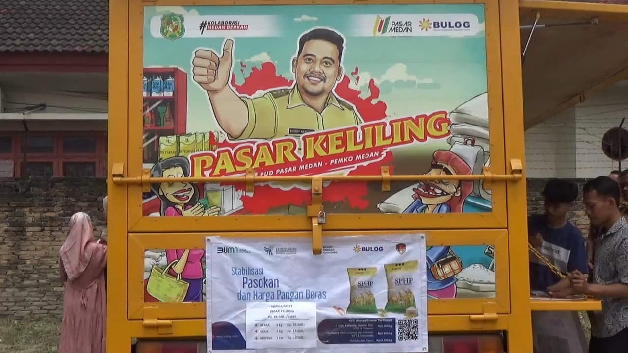 Foto: Gambar dibelakang Mobil Box Pemko Medan yang bertuliskan Pasar Keliling dan Wali Kota Medan saat pelaksanaan acara Pasar Keliling di Jermal VII Kelurahan Denia Kecamatan Medan Denai, Selasa (12/9/2023). (kedannews.com/Aris).