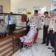 Foto: Plt. Kapolres Dairi AKBP Ronny Nicolas Sidabutar (Posisi kiri berdiri) saat mengunjungi pelayanan pengaduan masyarakat di Mapolres Dairi, Selasa (5/9/2023).(kedannews.com/istimewa).