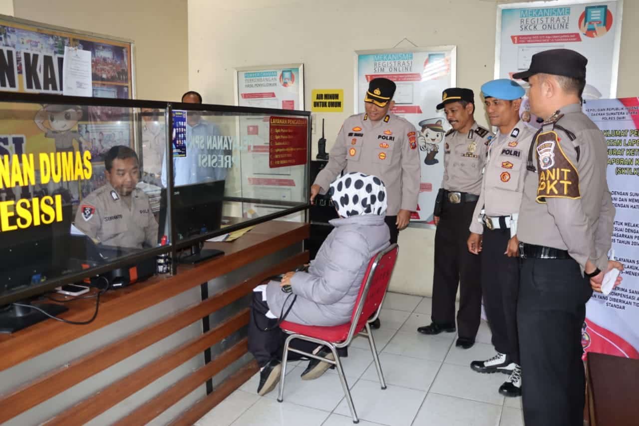 Foto: Plt. Kapolres Dairi AKBP Ronny Nicolas Sidabutar (Posisi kiri berdiri) saat mengunjungi pelayanan pengaduan masyarakat di Mapolres Dairi, Selasa (5/9/2023).(kedannews.com/istimewa).