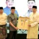 Foto: Presiden DMDI Tun Seri Setia Dt H Mohd Ali Bin Ristam (kanan) menerima cenderamata dari DMDI Indonesia. Tampak Ketua DMDI Indonesia Datuk H Said Aldi Al Idrus (kiri), di Hotel Borobudur Jakarta, Sabtu (2/9/2023). (kedannews.com/istimewa).