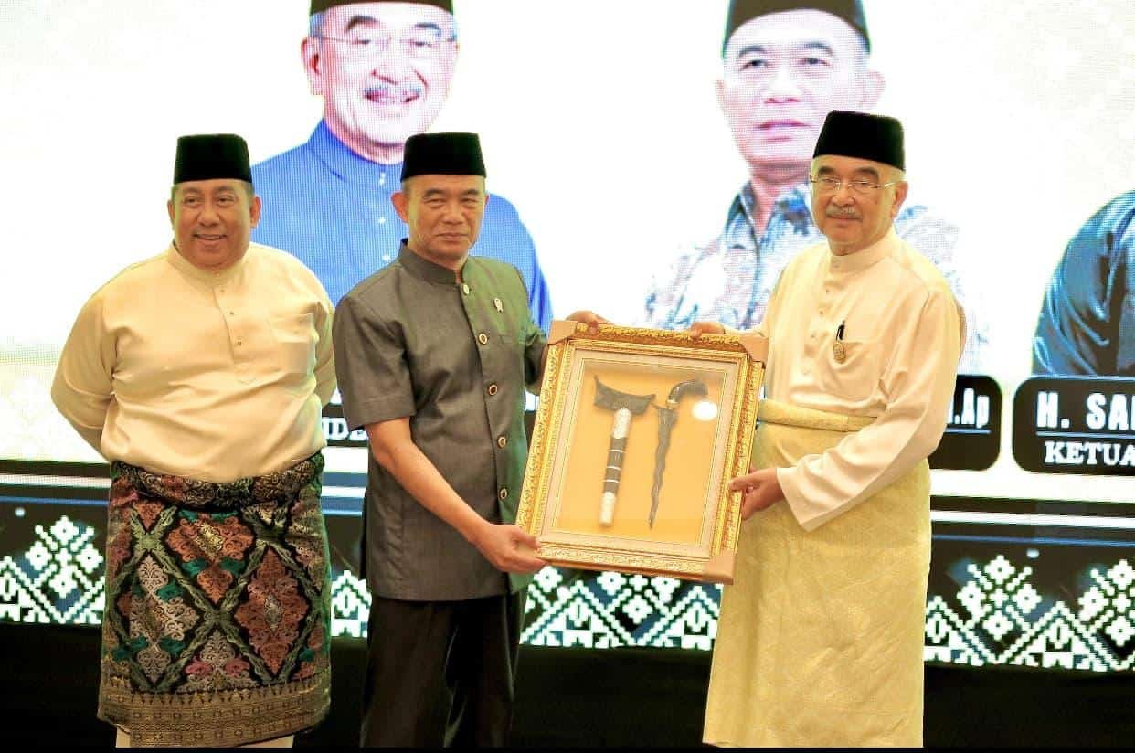 Foto: Presiden DMDI Tun Seri Setia Dt H Mohd Ali Bin Ristam (kanan) menerima cenderamata dari DMDI Indonesia. Tampak Ketua DMDI Indonesia Datuk H Said Aldi Al Idrus (kiri), di Hotel Borobudur Jakarta, Sabtu (2/9/2023). (kedannews.com/istimewa).