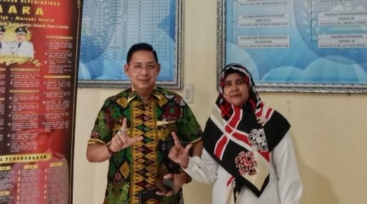 Foto: Sekretaris Komisi 2 DPRD Medan, Wong Chun Sen Tarigan (pakaian batik) bersama Kasubag Umum Sekretariat DPRK Langsa, Ernita melaksanakan foto bersama usai pertemuan, di Gedung DPRK Langsa Gampong Jawa, Kecamatan Langsa Kota, Kota Langsa, Aceh, Jumat (22/09/23). (kedannews.com/amsal).