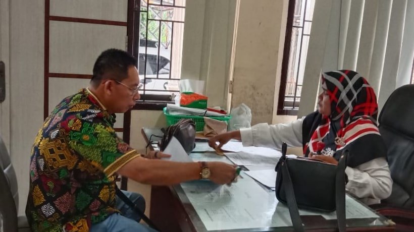 Foto: Sekretaris Komisi 2 DPRD Medan, Wong Chun Sen Tarigan (pakaian batik) saat bincang bersama Kasubag Umum Sekretariat DPRK Langsa, Ernita, di Gedung DPRK Langsa Gampong Jawa, Kecamatan Langsa Kota, Kota Langsa, Aceh, Jumat (22/09/23). (kedannews.com/amsal).