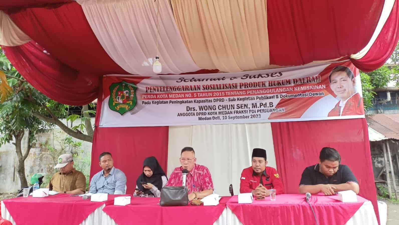 Foto: Anggota DPRD Kota Medan Drs. Wong Chun Sen, M.Pd.B saat mensosialisasikan Produk Hukum Daerah Tentang Penanggulangan Kemiskinan di Jalan Cipto 2 (dekat rel kereta api) Kelurahan Tanjung Mulia Kecamatan Medan Deli Kota Medan, Minggu (10/9/2023). (kedannews.com/aris).