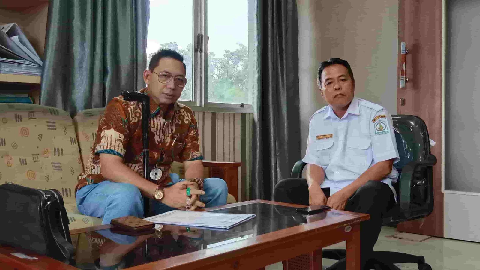 Foto: Sekretaris Komisi 2 DPRD kota Medan, Wong Chun Sen Tarigan diterima Kabag Hukum Sekretariat DPRK Aceh Tamiang, Zainuddin, diruangan kerja di Sekretariat DPRK Aceh Tamiang, Rabu (20/09/23). (kedannews.com/amsal).