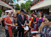 Antonius Tumanggor Bagikan Uang Sekolah Gratis ke Pelajar SD Santo Thomas 4 Medan