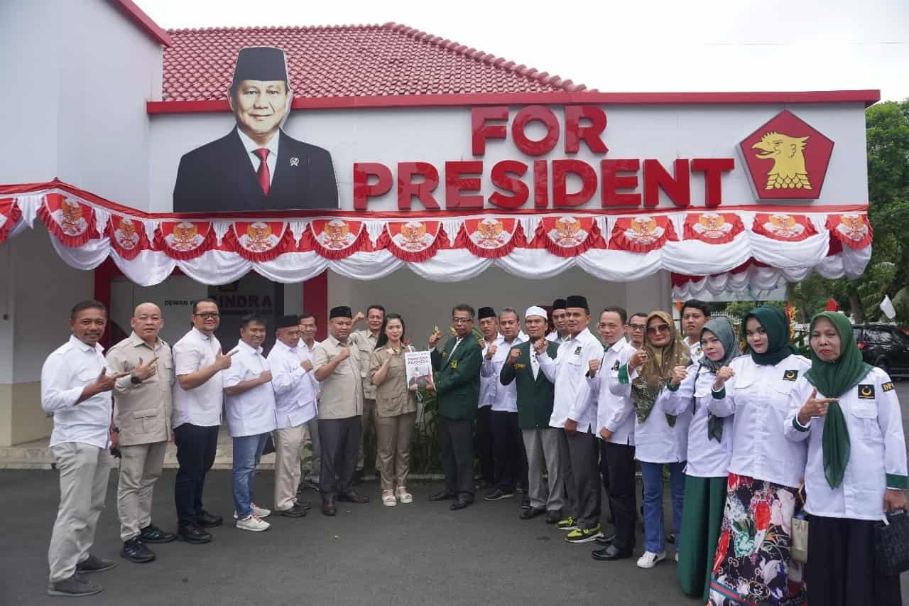 Foto: Foto bersama Pengurus DPW PBB Sumut beserta pengurus DPD Gerindra Sumut usai pembahasan agenda pemenangan Prabowo, di Kantor DPD Geribdra Sumut, Selasa (5/9/2023). (kedannews.com/istimewa).