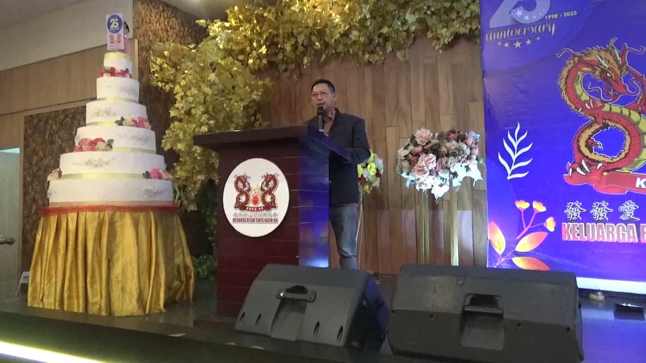 Foto : Wong Chun Sen Tarigan saat memberikan kata sambutan dalam HUT KBCK Ke-25 Tahun yang berlangsung di Restoran Royal Thamrin di Jalan MH Thamrin, Sabtu (23/09/23) malam. (kedannews.com/aris),