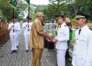 Plt Bupati Langkat Syah Afandin Berikan Penghargaan Tunggul Terbaik Kepada Kecamatan dan Kelurahan 2023