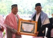 Plt Bupati Langkat Syah Afandin Terima Penghargaan Kepala Daerah Peduli Ponpes Pada Hari Santri Nasional 2023