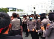 Polisi Kawal Demo Komite Rakyat Bersatu di Kantor Gubernur Sumut 