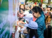 Kahiyang Ayu bersama Siswa SD Praktek Cuci Tangan Pakai Sabun