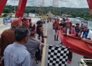 Parade Ulos 1.000 Meter di Jembatan Tano Ponggol Berlangsung Meriah