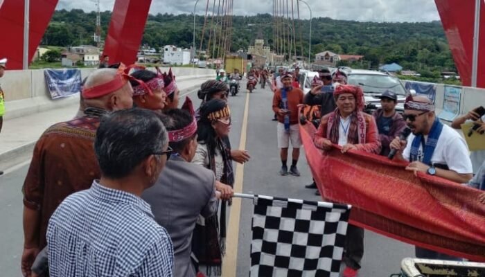 Parade Ulos 1.000 Meter di Jembatan Tano Ponggol Berlangsung Meriah