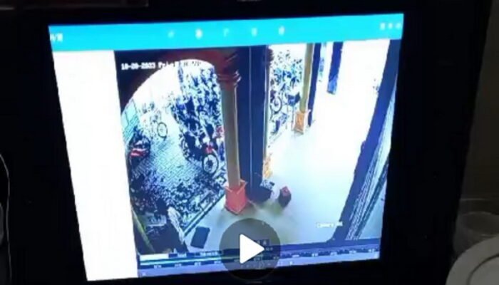 Terekam CCTV, Sepatu Jamaah Hilang saat Sholat Jumat