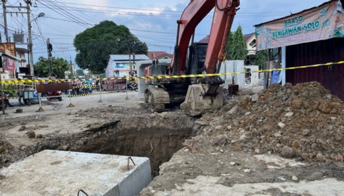 Nahas! Seorang Pekerja Proyek Drainase di Medan Tewas Tertimpa Crane dan Beton