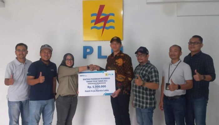 Paskibraka Asal Madina Terima Bantuan Pendidikan dari PLN 