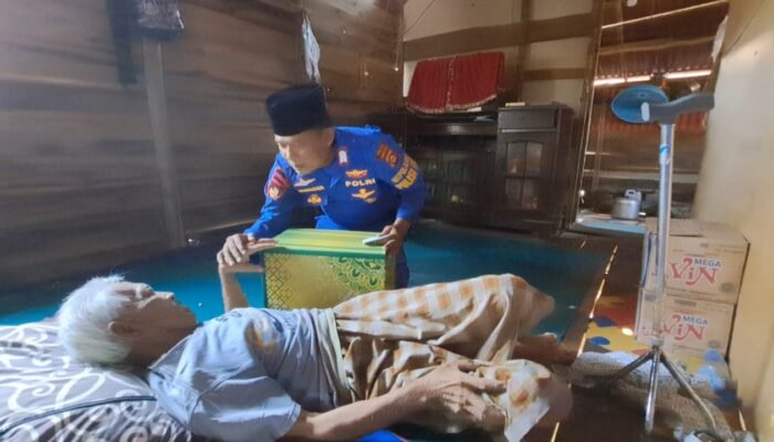 Polisi RW Dit Polairud Polda Sumsel Bantu Warga Pesisir 