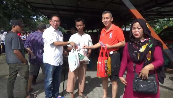 Wong Chun Sen Bersama Pengurus Cetiya Arya Karuna Bagi 750 Paket Sembako dan Uang Penali Kasih