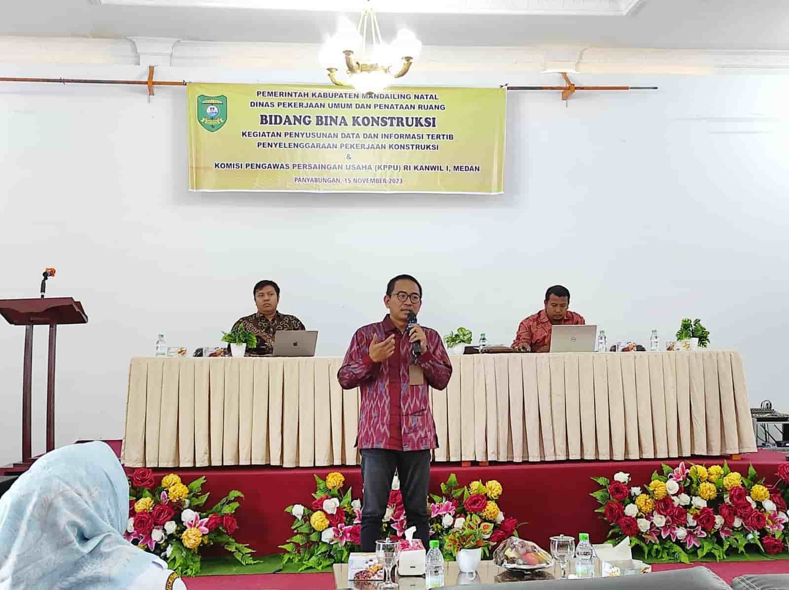 Foto : Kepala Kanwil I KPPU, Ridho Pamungkas saat menyampaikan materi dalam kegiatan sosialisasi yang diinisiasi oleh dengan Dinas Pekerjaan Umum dan Penataan Ruang (PUPR) Kabupaten Mandiling Natal (Madina) dengan tema Advokasi Tertib Penyelenggaraan Pekerjaan Konstruksi dalam perspektif UU No. 5 Tahun 1999, Rabu (15/11/23), (ist/Menarapos.id)