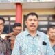 Foto: Jupernando Simanjuntak selaku kuasa hukum Simatupang (Ayah kandung Prada Jefriando) saat diwawancarai awak media di Polrestabes Palembang, Jumat (17/11/2023). (kedannews.com/Suherman).