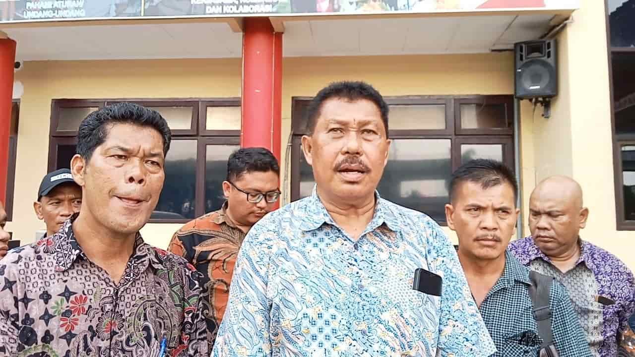 Foto: Jupernando Simanjuntak selaku kuasa hukum Simatupang (Ayah kandung Prada Jefriando) saat diwawancarai awak media di Polrestabes Palembang, Jumat (17/11/2023). (kedannews.com/Suherman).