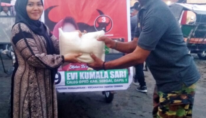 Evi Kumala Sari Sambangi Para Penarik Becak Bermotor