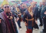 Camat Sinehu Bersama Masyarakat Membawa Siluah Hasil Bumi Hadiri Pesta Njuah-njuah