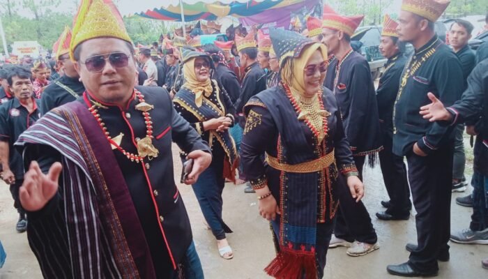 Camat Sinehu Bersama Masyarakat Membawa Siluah Hasil Bumi Hadiri Pesta Njuah-njuah