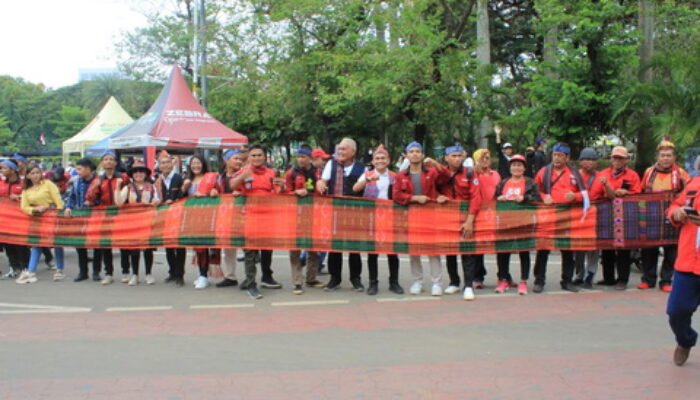 Ulos 1.000 Meter Terbentang di Monas