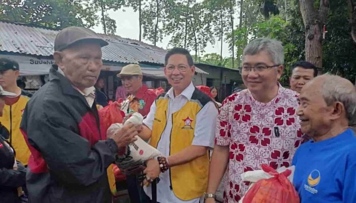 Anggota DPRD Medan Wong Chun Sen Bagikan Sembako Kepada Warga Prasejahtera di Kota Bangun