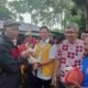 Foto: Anggota DPRD Medan Wong Chun Sen (rompi kuning berkaca mata) saat bagikan sembako kepada Warga Prasejahtera di Kota Bangun Kecamatan Medan Deli Kota Medan, Minggu (19/11/2023). (kedannews.com/ist).